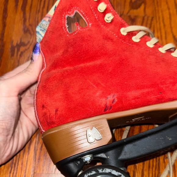 Stylish Red Suede Roller Skates with Leopard Detail - Picture 2 of 3